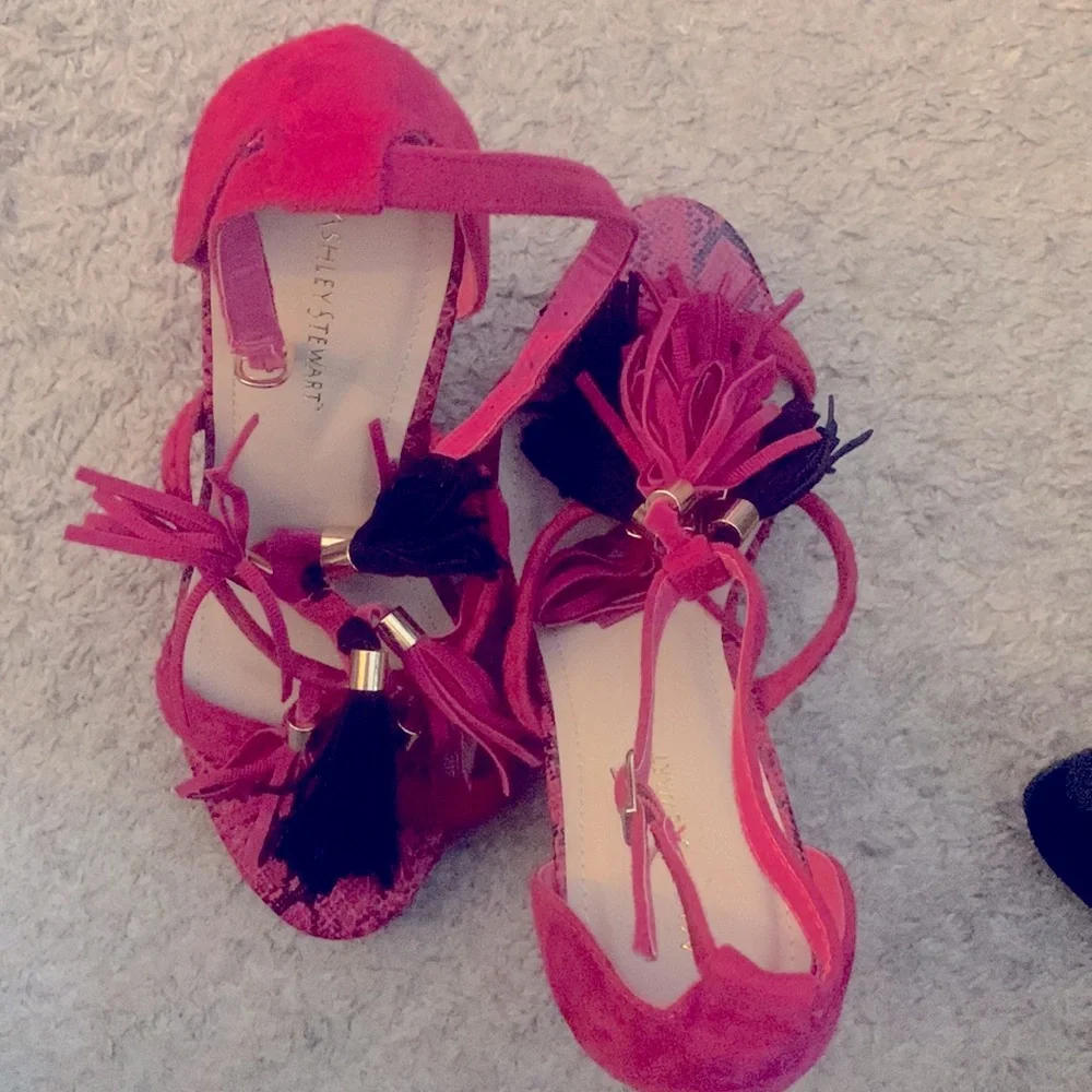 9w fuchsia wedge. Very unique! - Picture 2 of 4